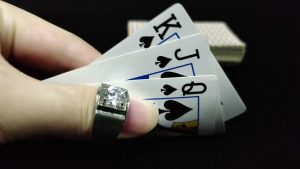 解二十一点纸牌游戏的规则和计分方法